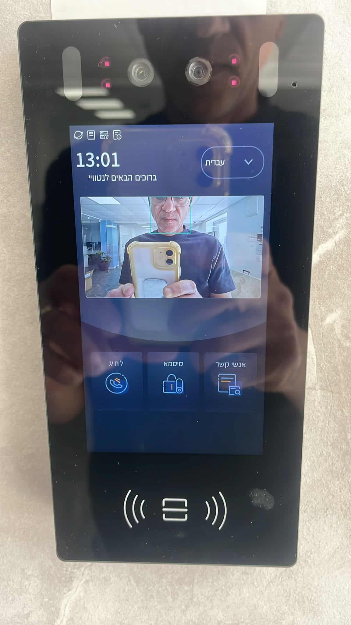מסך אינטרקום וידאו מודרני מותקן על קיר בכניסה לדירה